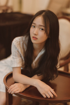 摸她下面她慢慢张开腿